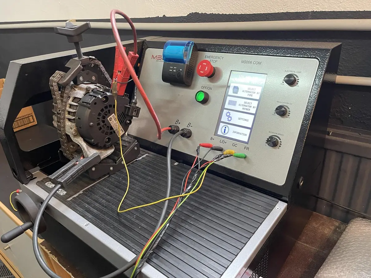 Alternator prins pe standul nostru de probă, cu cablurile de test conectate